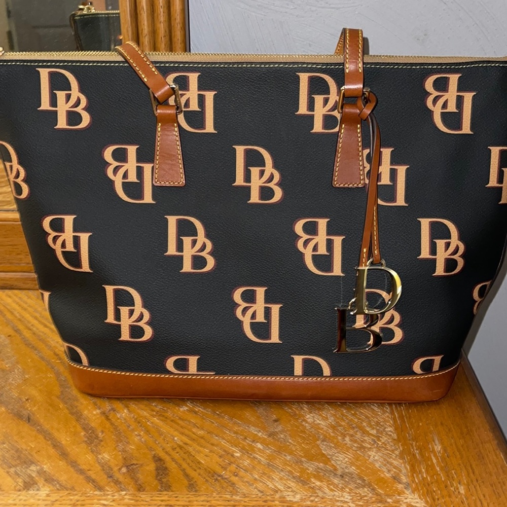 NWOT DOONEY & BOURKE in the color Charcoal! Included is the DB CHARM!🌟👜🖤